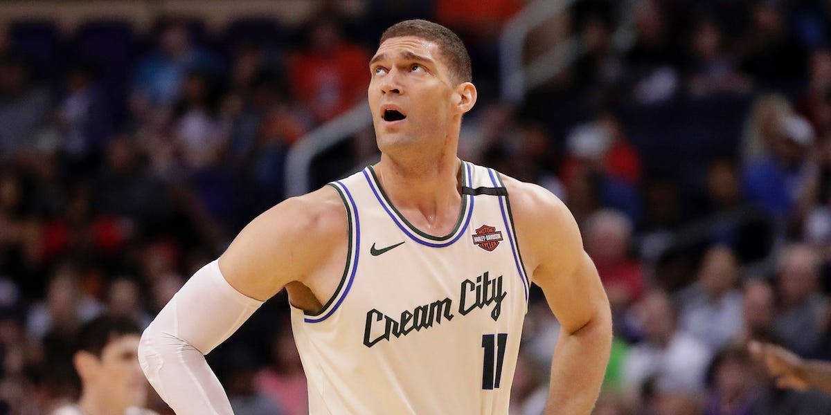Brook 桌布 壁紙 — 一位專注的籃球運動員身穿奶油色球衣，上面有 'Cream City' 和 11 號，在比賽中向上凝視，身後是模糊的觀眾。