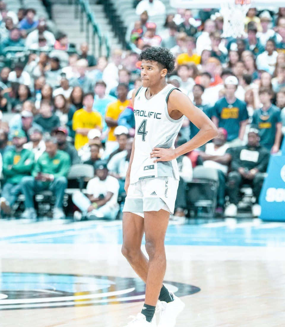 Jalen Green 桌布 壁紙 — 一位專注的籃球運動員身穿白色 'Prolific' 球衣，站在拋光球場上，背景有群眾。