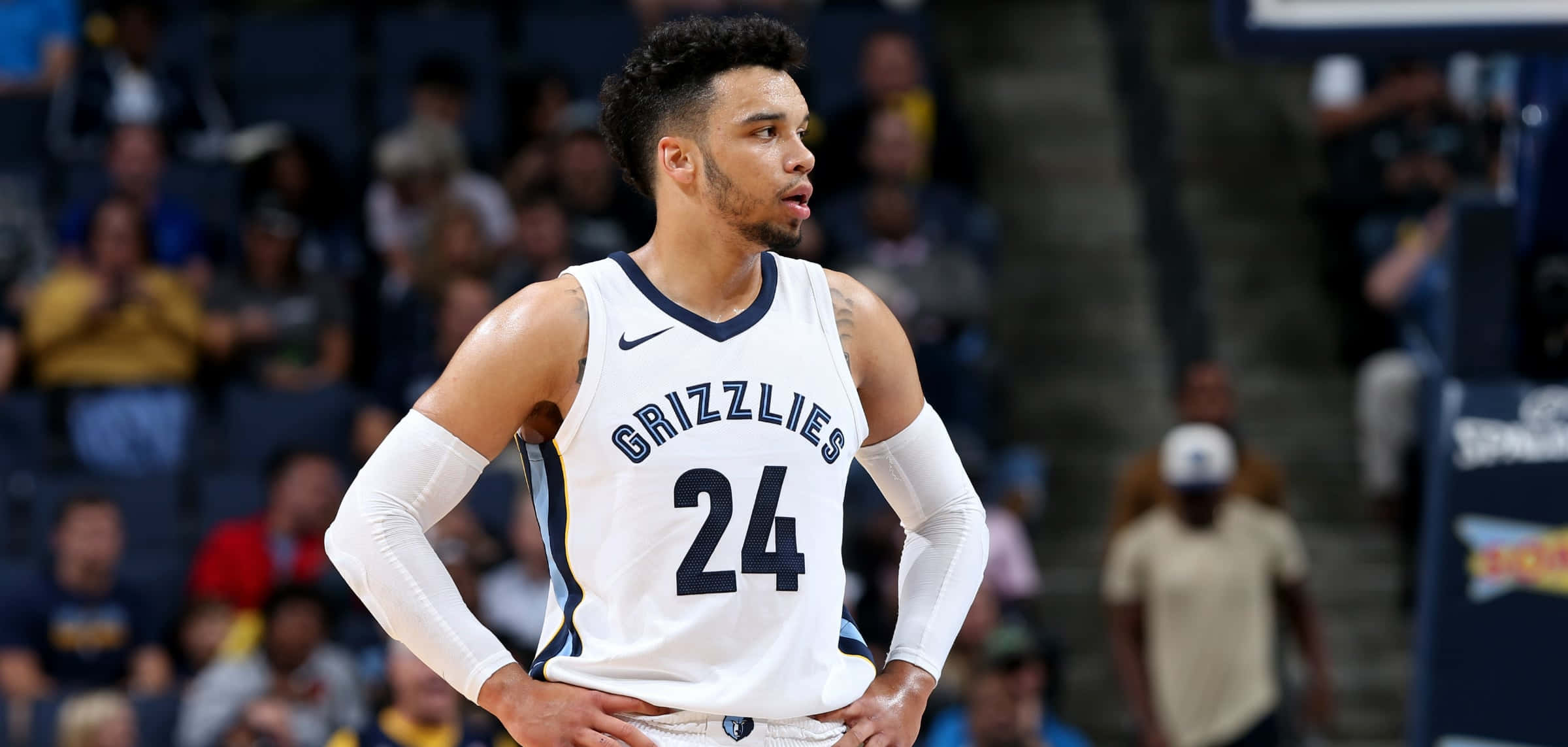 Dillon Brooks 桌布 壁紙 — 一位專注的籃球運動員身穿白色灰熊隊24號球衣，在比賽中雙手叉腰站立。