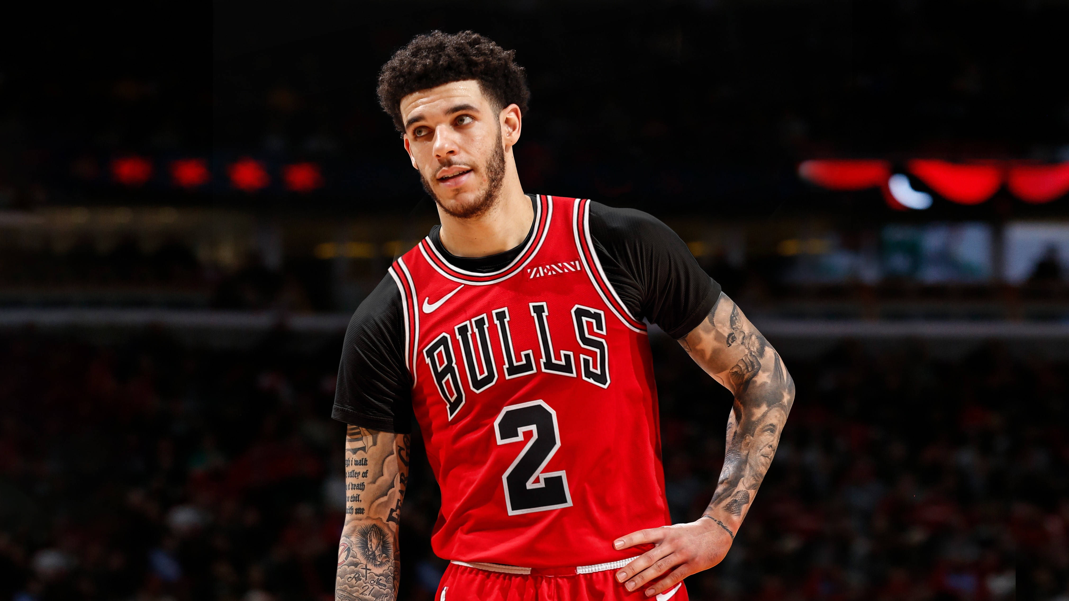 NBA 桌布 壁紙 — 一位專注的籃球運動員身穿紅色公牛隊二號球衣站在球場上，手臂上的刺青清晰可見。