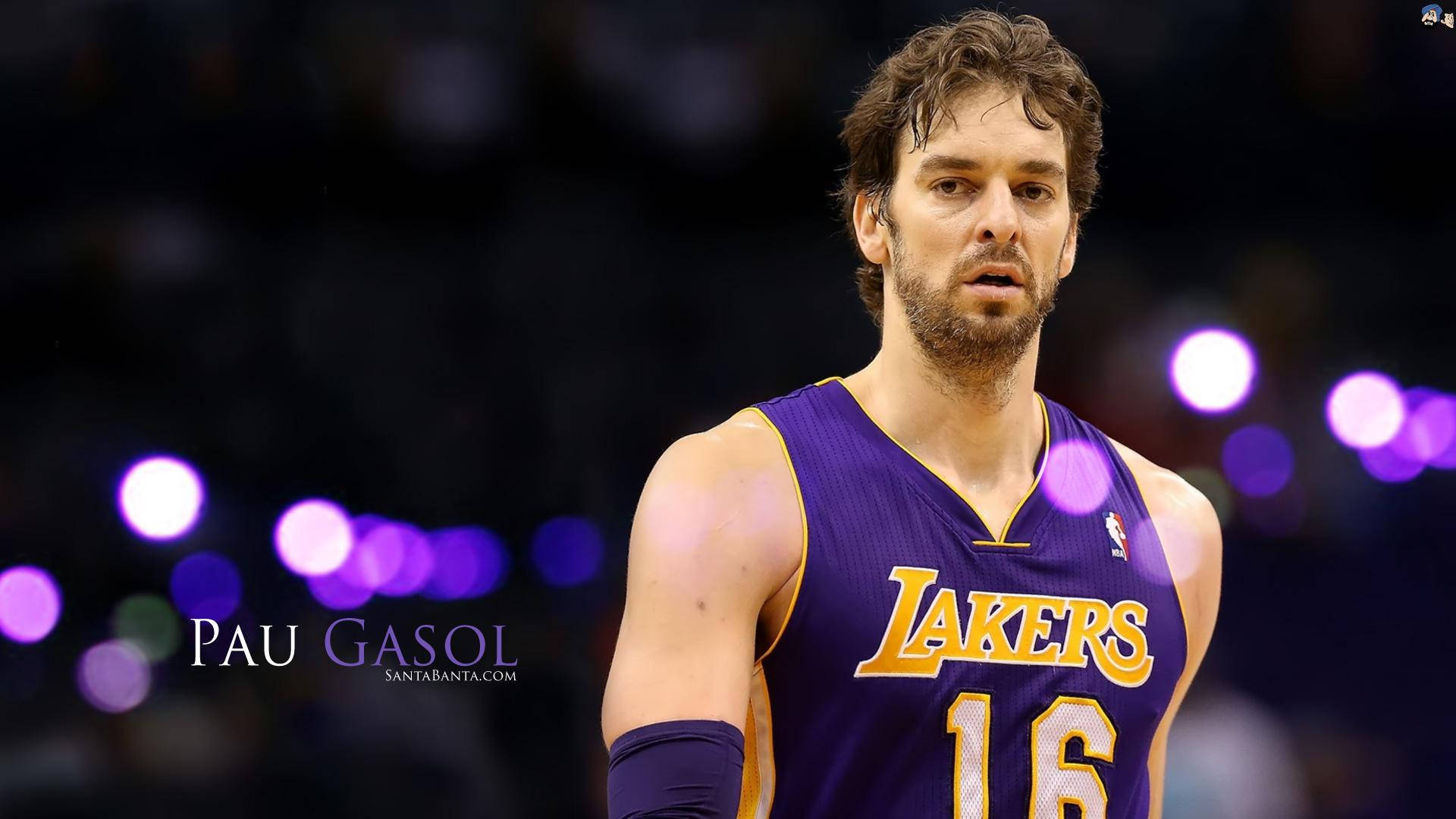 Pau Gasol 桌布 壁紙 — 一位專注的籃球運動員身穿紫色湖人隊16號球衣，站在模糊的球場背景前，周圍有發光的紫色燈光。