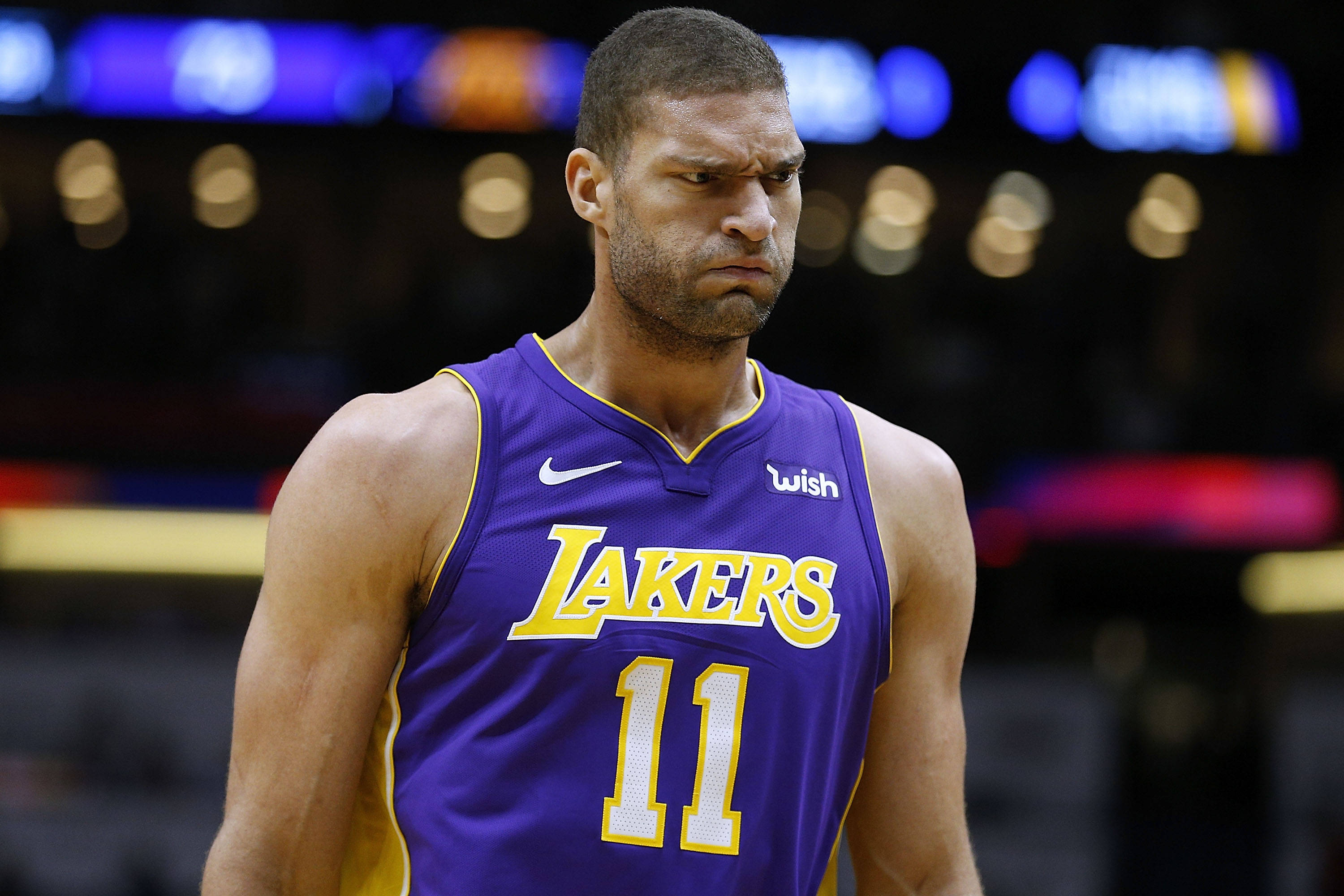 Brook 桌布 壁紙 — 一位專注的籃球運動員身穿紫色湖人隊11號球衣，在場館燈光下比賽時凝視前方。