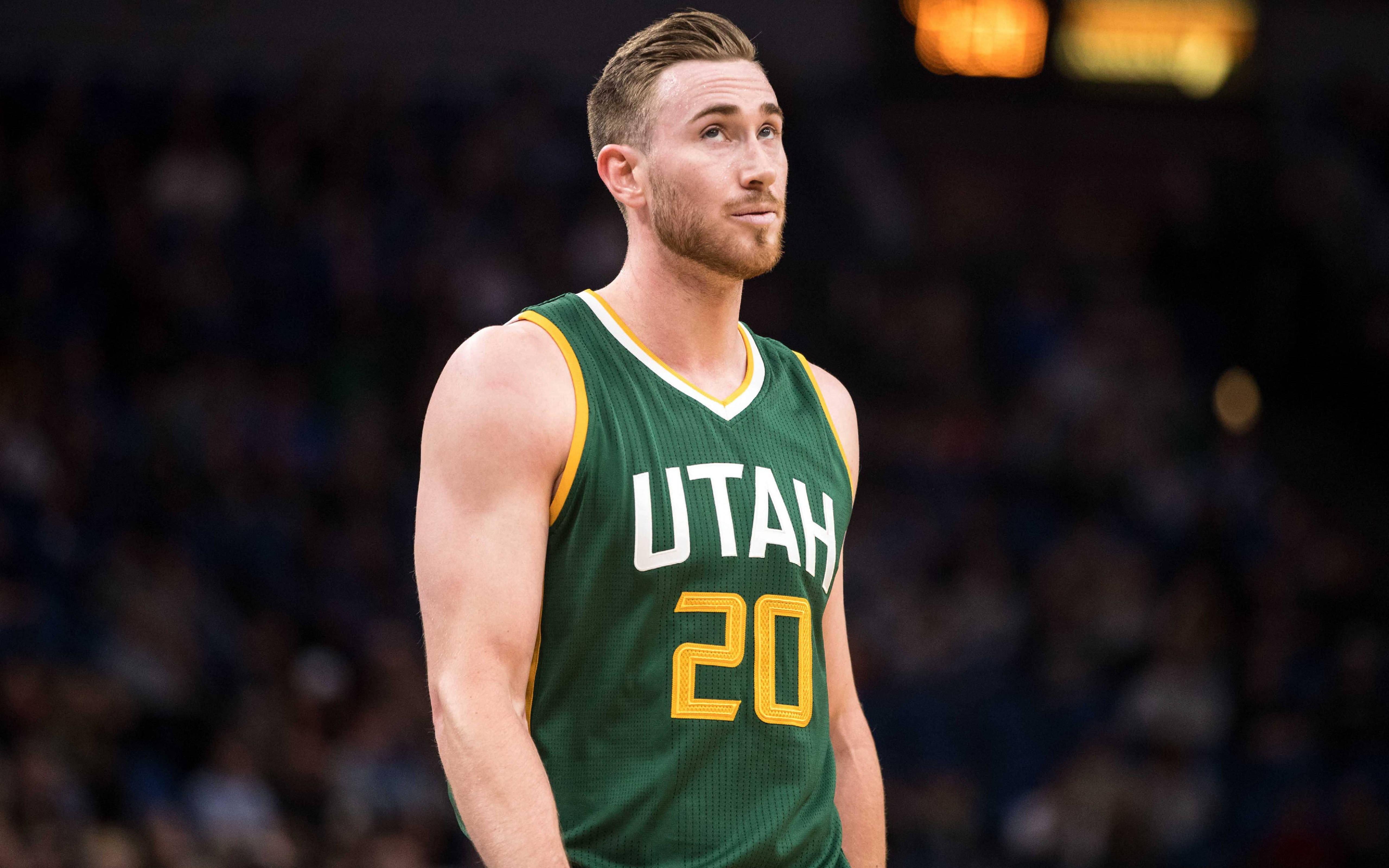 gordon hayward 桌布 壁紙 — 一位專注的籃球運動員身穿綠色猶他州球衣20號，站在球場上，背景是模糊的觀眾。
