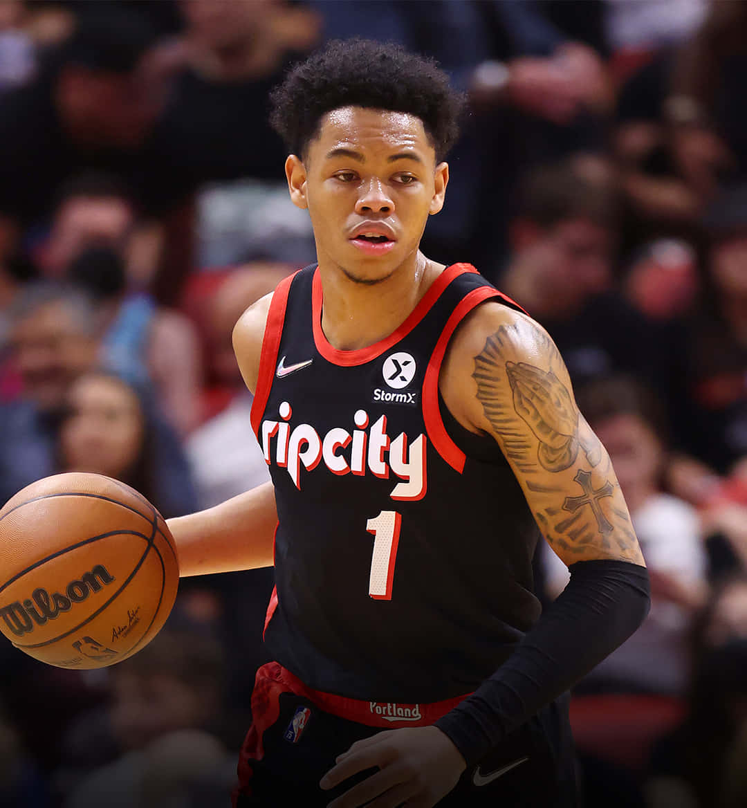 NBA 桌布 壁紙 — 一位專注的籃球運動員身穿黑紅色 'Rip City' 球衣，在明亮的場館燈光下於激烈比賽中運著威爾遜籃球。
