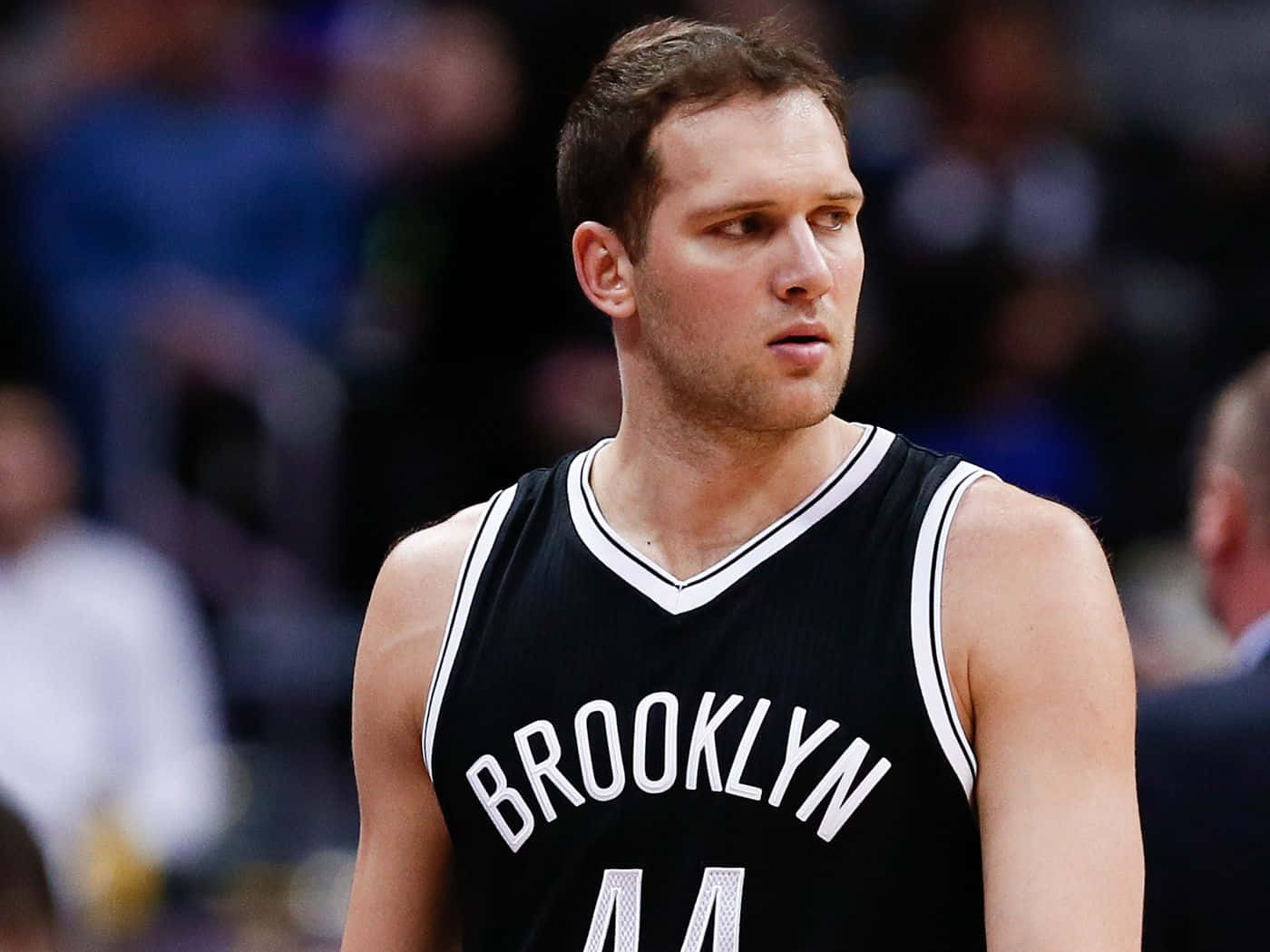 Brooklyn Nets 桌布 壁紙 — 一位專注的籃球運動員身穿黑色布魯克林球衣，背號44，在比賽中站在球場上。