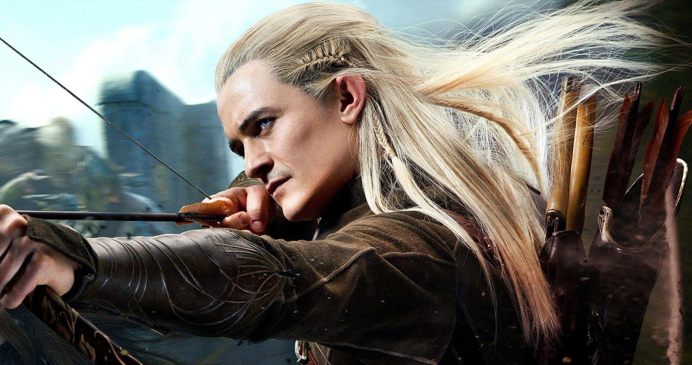 legolas 桌布 壁紙 — 一位專注的精靈弓箭手，長長的金髮，在模糊的戰場背景下拉弓。