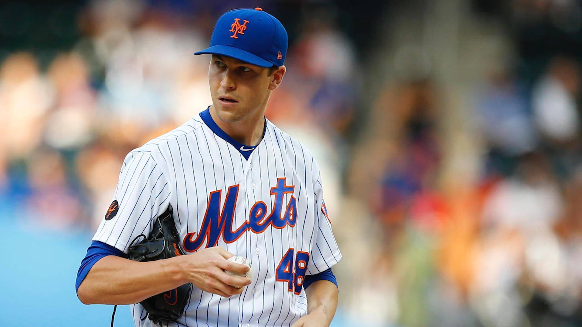 Degrom 桌布 壁紙 — 一位專注的紐約大都會棒球投手穿著條紋制服，在日間比賽中拿著棒球和手套。