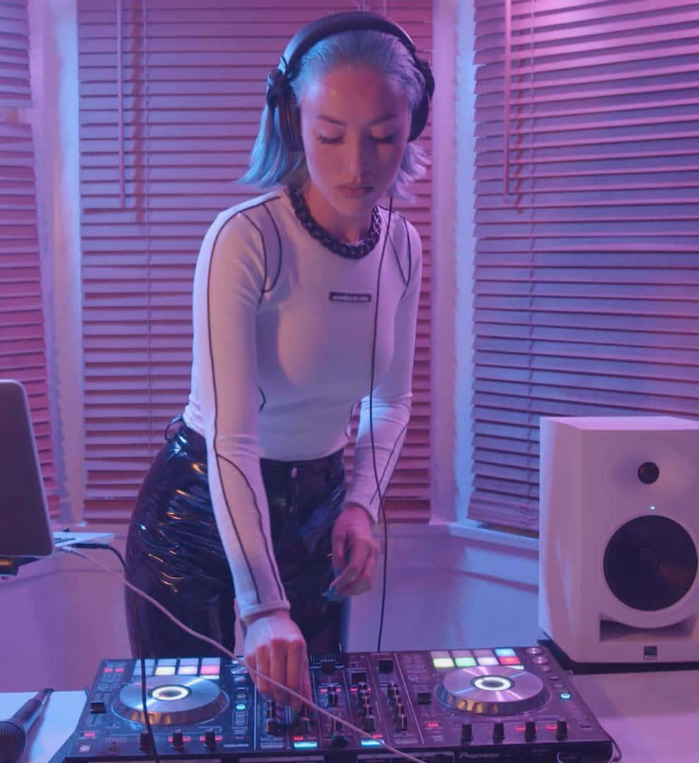 一位藍髮女子在霓虹燈工作室中用DJ控制器混音。 — DJ GIF 壁紙