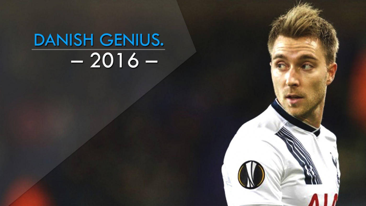 足球 桌布 壁紙 — 一位專注的足球員身穿白色球衣，帶有 'Danish Genius 2016' 文字疊加，在比賽中凝視著。