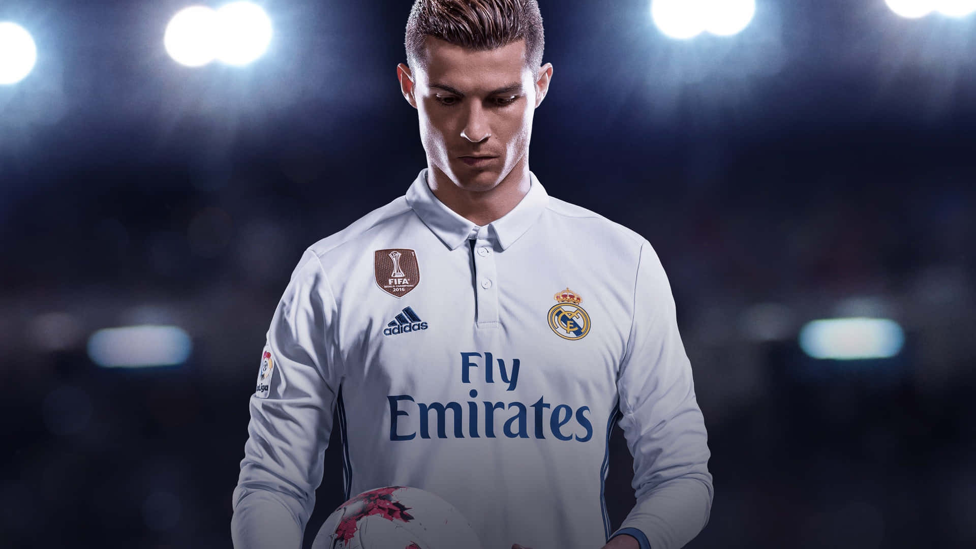 Cristiano Ronaldo - HALA MADRID ! ! ! 壁紙 — 一位專注的足球員身穿白色皇家馬德里球衣，在明亮的球場燈光下拿著球。
