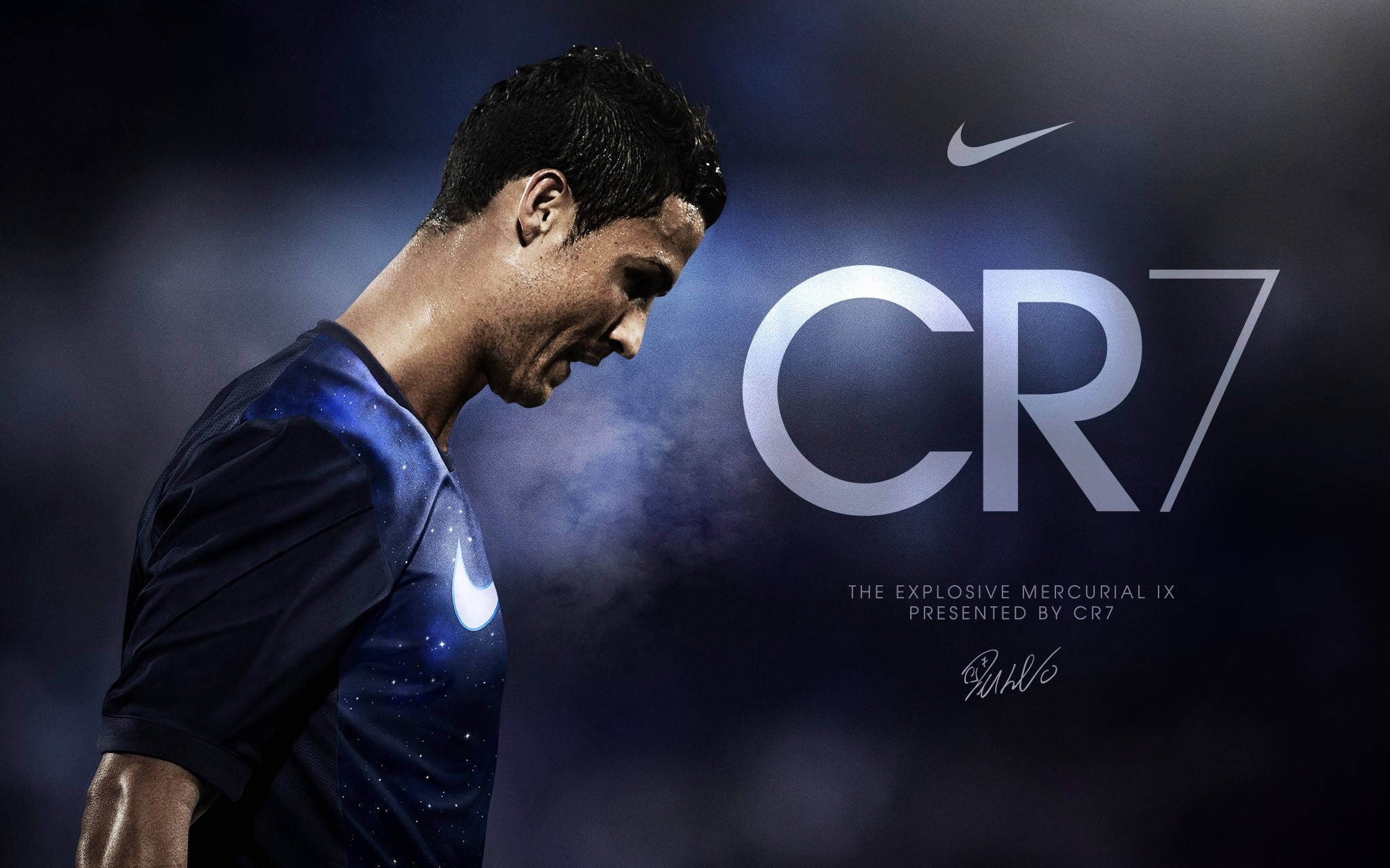Cr7 桌布 壁紙 — 一位專注的足球運動員身穿藍色球衣，在煙霧瀰漫的深色背景中，凝視著發光的CR7品牌標誌。