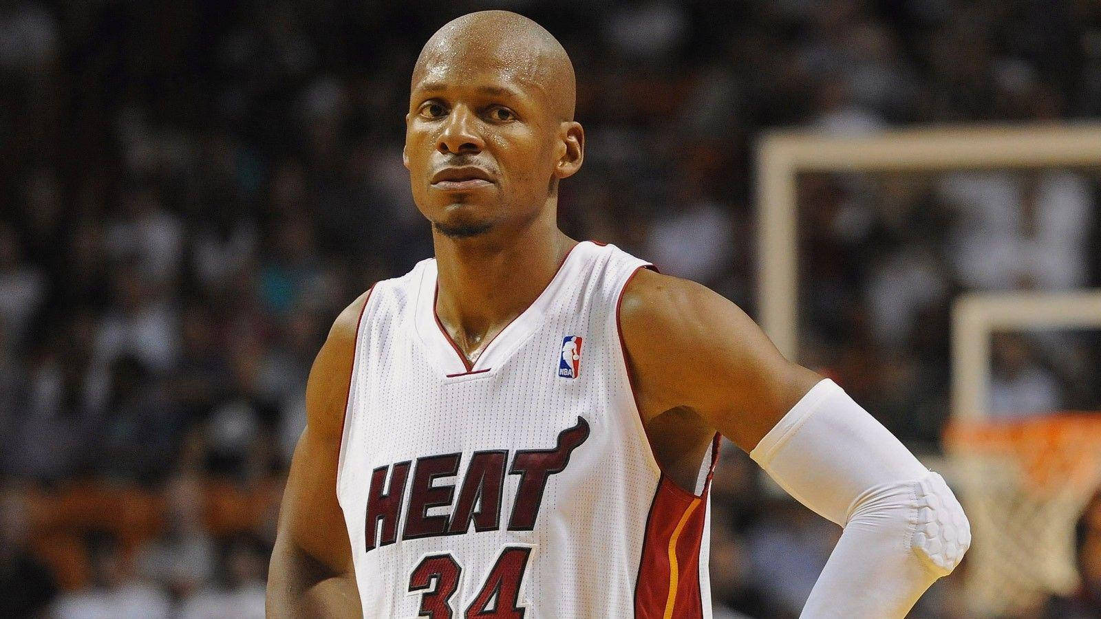 Ray Allen 桌布 壁紙 — 一位專注的邁阿密熱火籃球運動員身穿白色34號球衣站在球場上，身後的人群模糊不清。