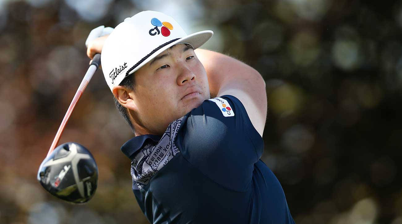 運動 桌布 壁紙 — 一位專注的高爾夫球手正揮動Titleist球桿，背景是模糊的秋日景色。