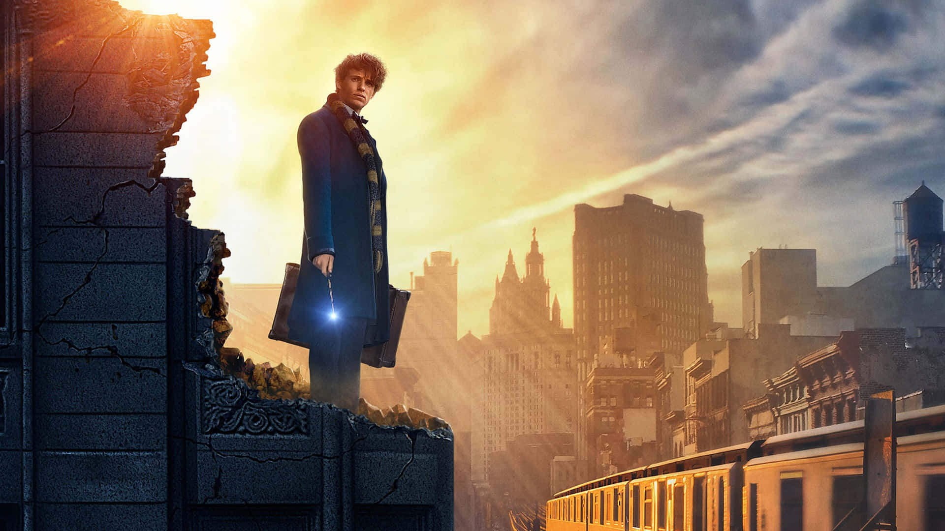 Fantastic Beasts 桌布 壁紙 — 一位巫師站在金色日落城市景觀中搖搖欲墜的石壁架上，手持發光的魔杖。