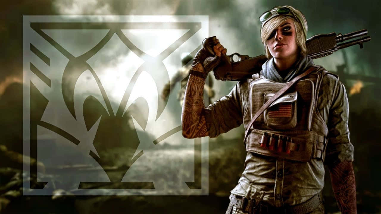 Rainbow Six Siege Valkyrie 桌布 壁紙 — 一位帶有刺青和護目鏡的堅毅女兵，在煙霧瀰漫的戰場背景下，手持霰彈槍，背後有發光的部落標誌。