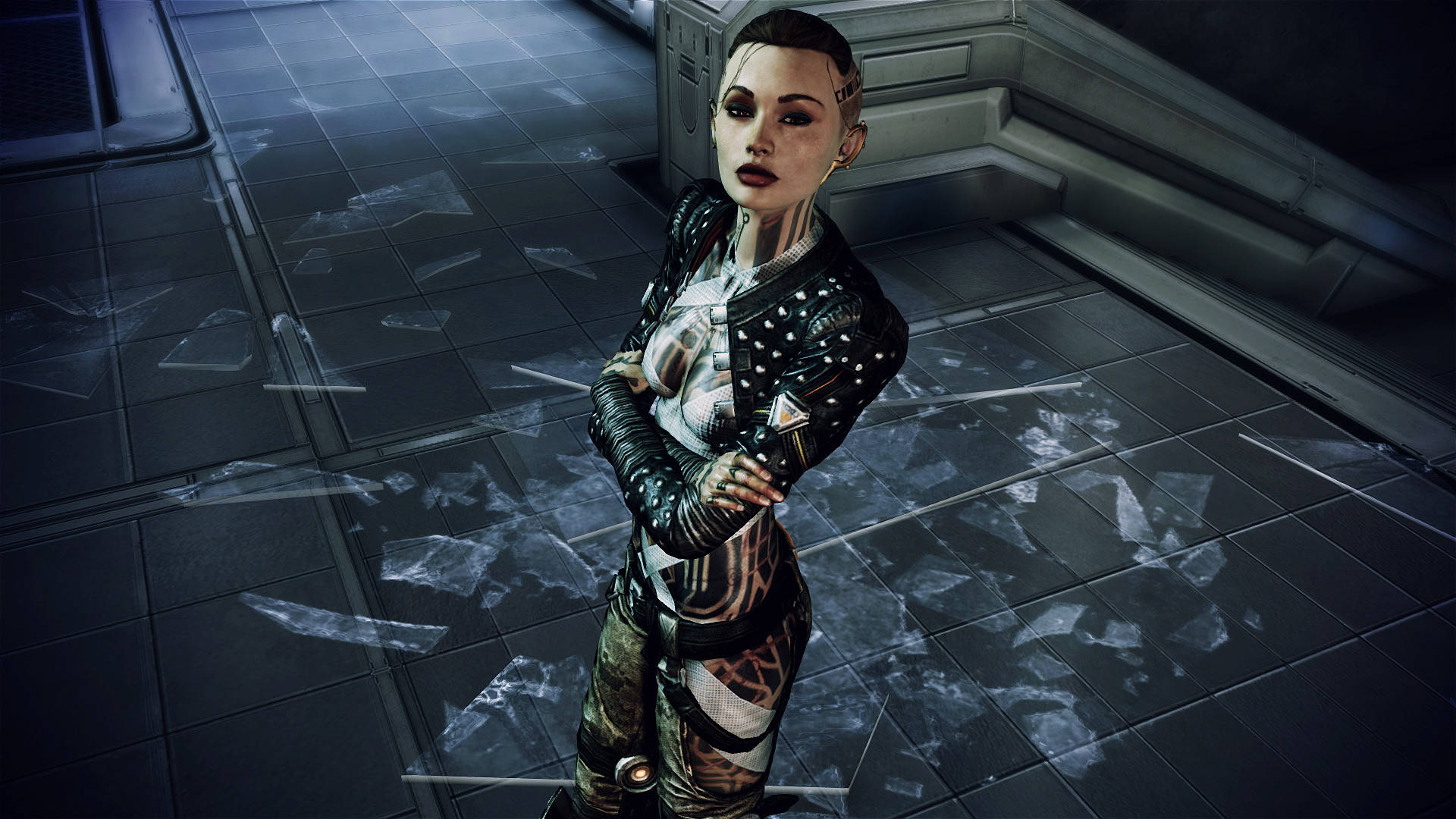 Mass Effect 3 桌布 壁紙 — 一位帶有刺青和鉚釘皮革的賽博龐克女性自信地站在一個破碎玻璃地板的未來主義走廊中。
