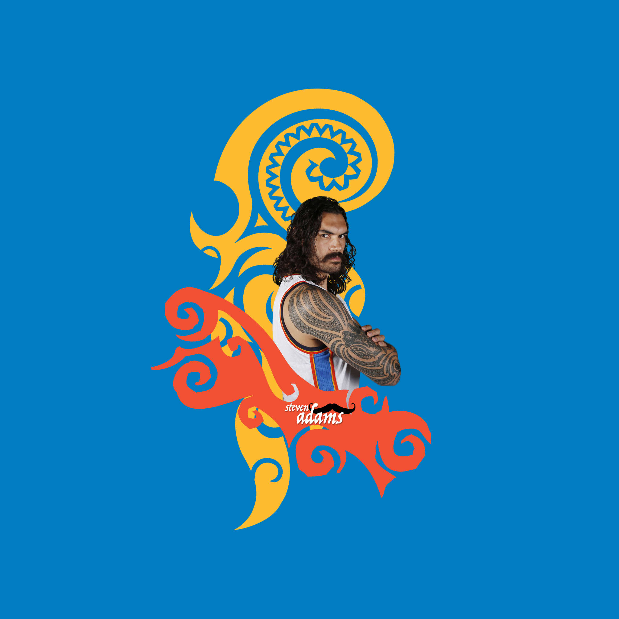 Steven Adams 桌布 壁紙 — 一位帶有刺青的籃球運動員站在充滿活力的藍色背景前，背景飾以大膽的黃色和橙色毛利風格漩渦。