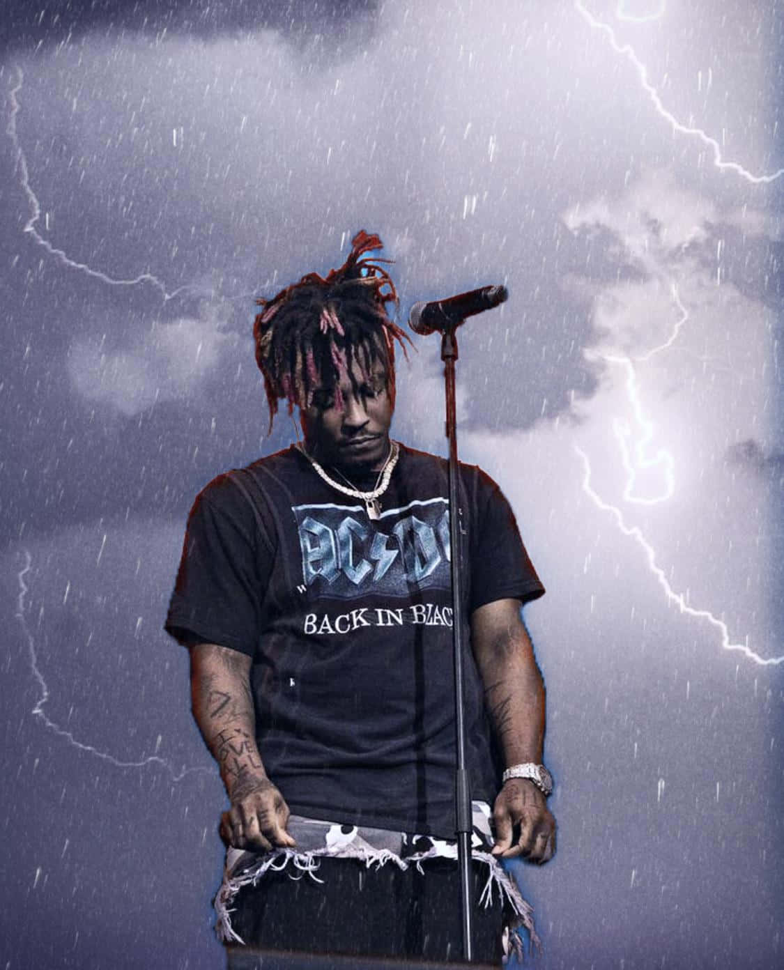 說唱歌手在雷電交加、風雨交加的天空下表演。 — Juice Wrld 壁紙