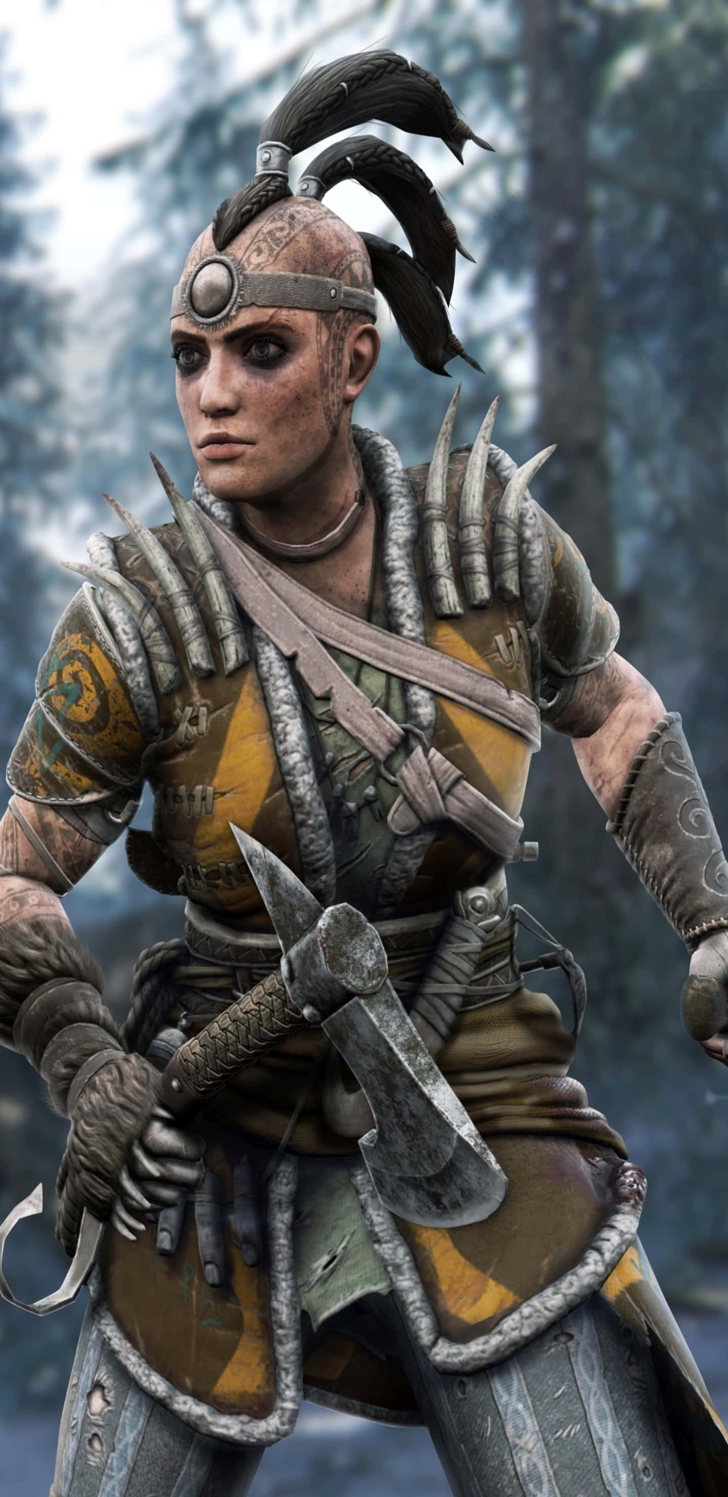 For Honor 桌布 壁紙 — 一位帶有部落紋身和羽毛頭飾的兇猛女戰士，在迷霧森林中緊握戰斧。