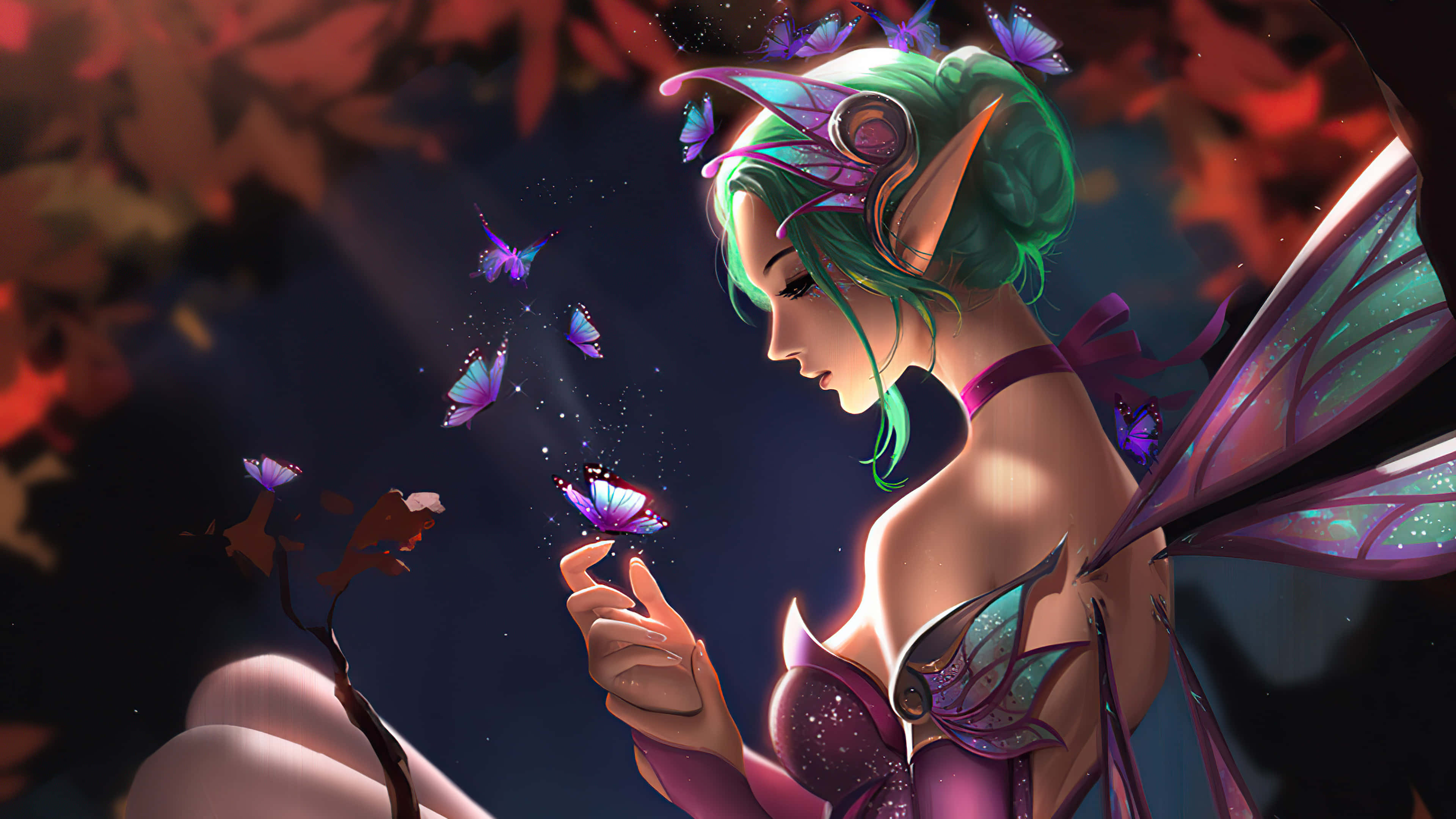 Mercy Overwatch 桌布 壁紙 — 一位平靜的動漫仙子，擁有綠色頭髮和紫色翅膀，在飄落的秋葉中輕輕捧著一隻發光的蝴蝶。