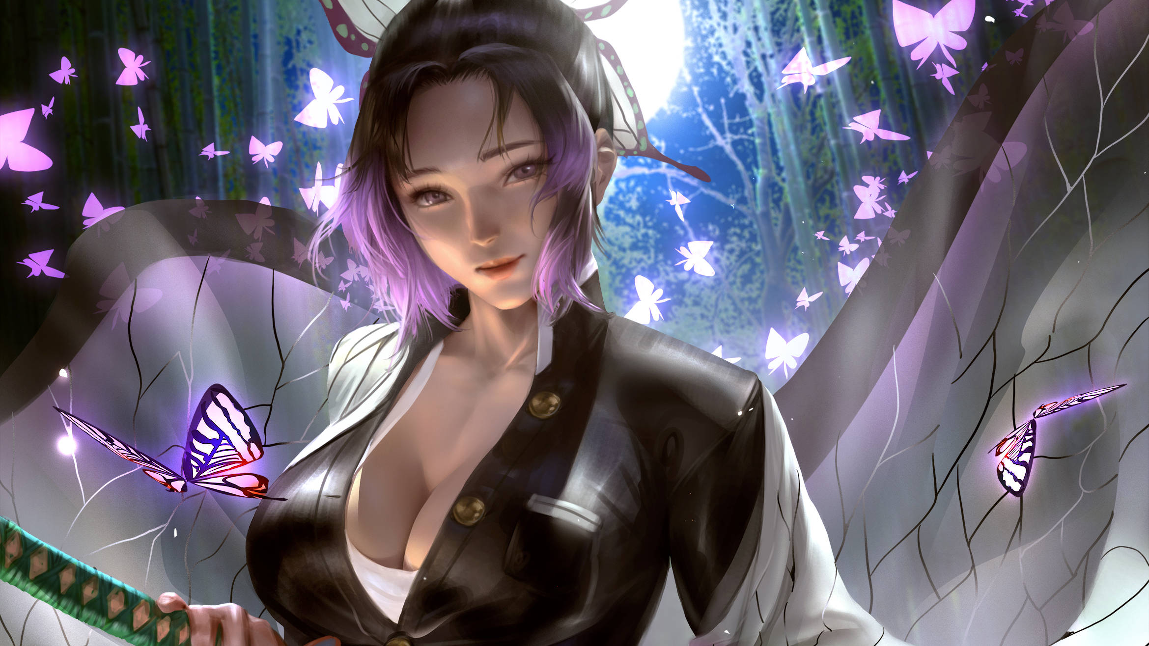 Shinobu 桌布 壁紙 — 一位平靜的動漫女孩，擁有紫色頭髮和蝴蝶翅膀，在神秘森林中閃爍的蝴蝶間持劍。