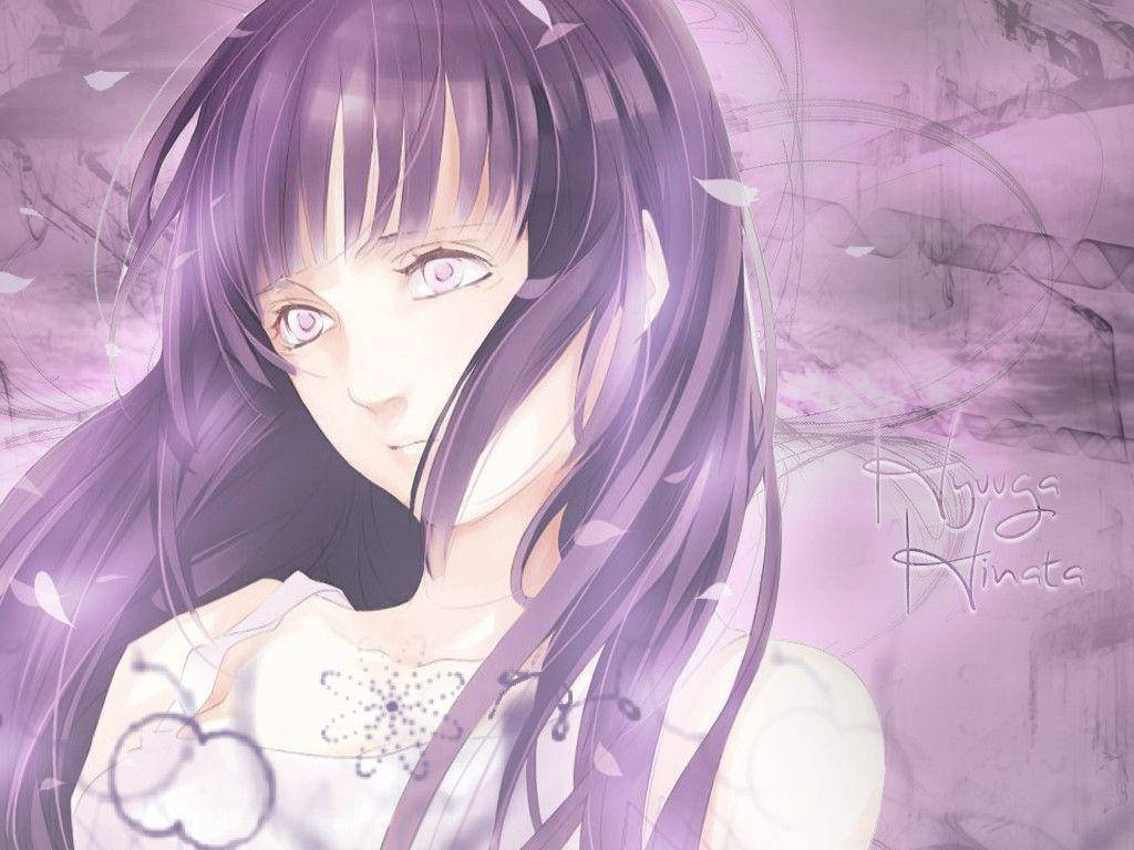 Hinata Hyuga 桌布 壁紙 — 一位平靜的動漫女孩，擁有長長的紫色頭髮和發光的眼睛，在夢幻般的紫色背景中，花瓣飄浮，她溫柔地凝視著。