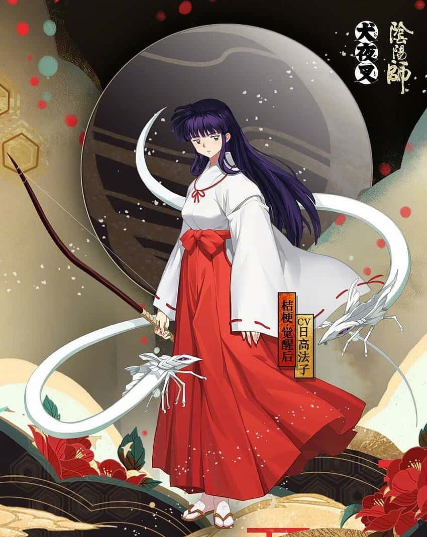 Inuyasha And Kikyo 桌布 壁紙 — 一位平靜的動漫女孩，紫色頭髮，穿著紅色和服，站在大月亮前，手持弓箭，白色狐狸精靈在她周圍盤旋。