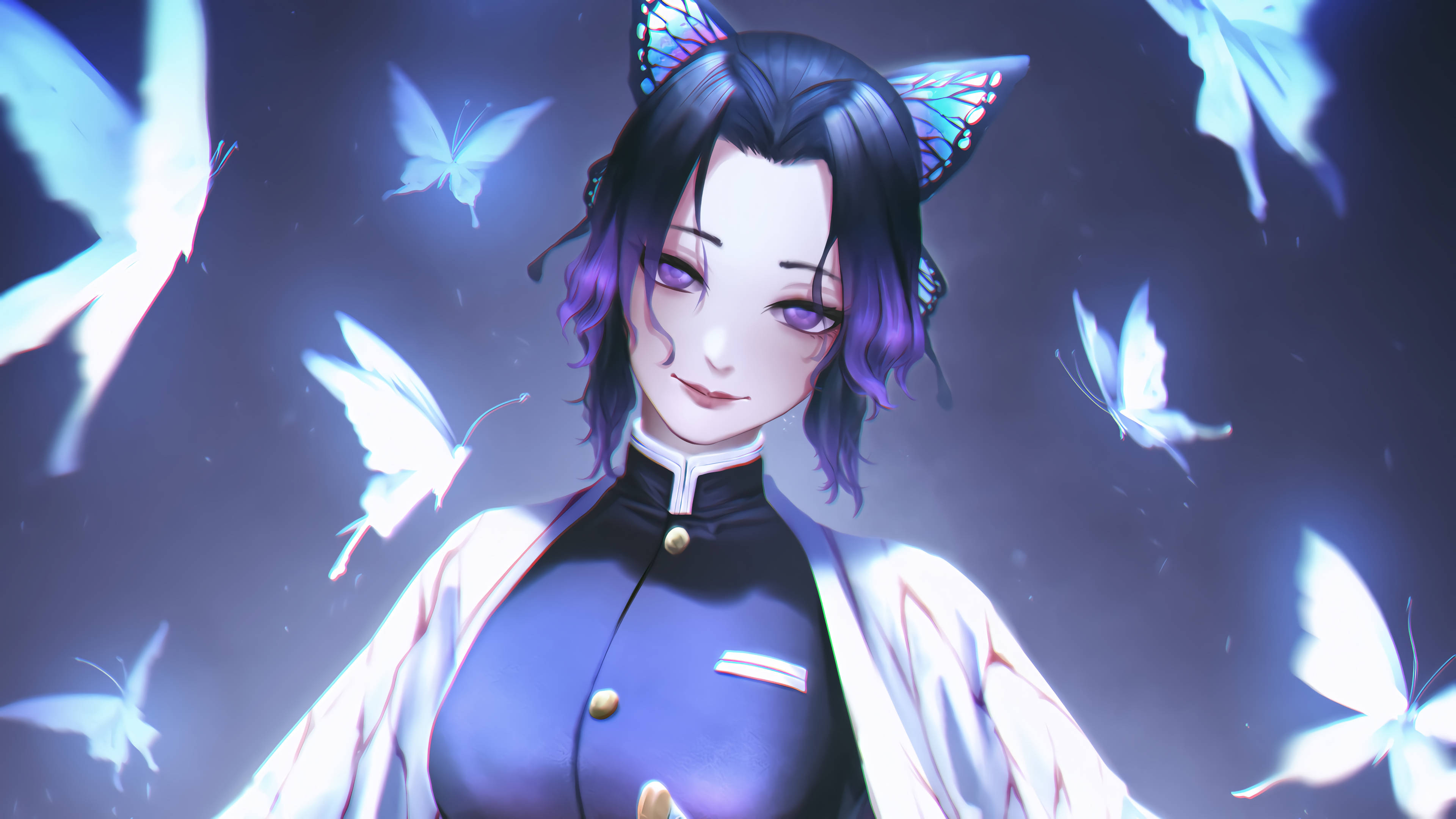 Shinobu Kocho 桌布 壁紙 — 一位平靜的動漫女孩，紫色頭髮和蝴蝶耳朵，在深藍色薄霧中微笑，發光的白色蝴蝶在她周圍翩翩起舞。