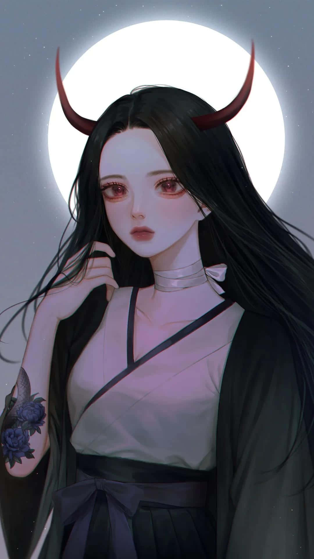 動漫女孩 桌布 壁紙 — 一位平靜的動漫女孩，長著紅色角，帶有玫瑰刺青，在發光的滿月背景下柔和地凝視著。