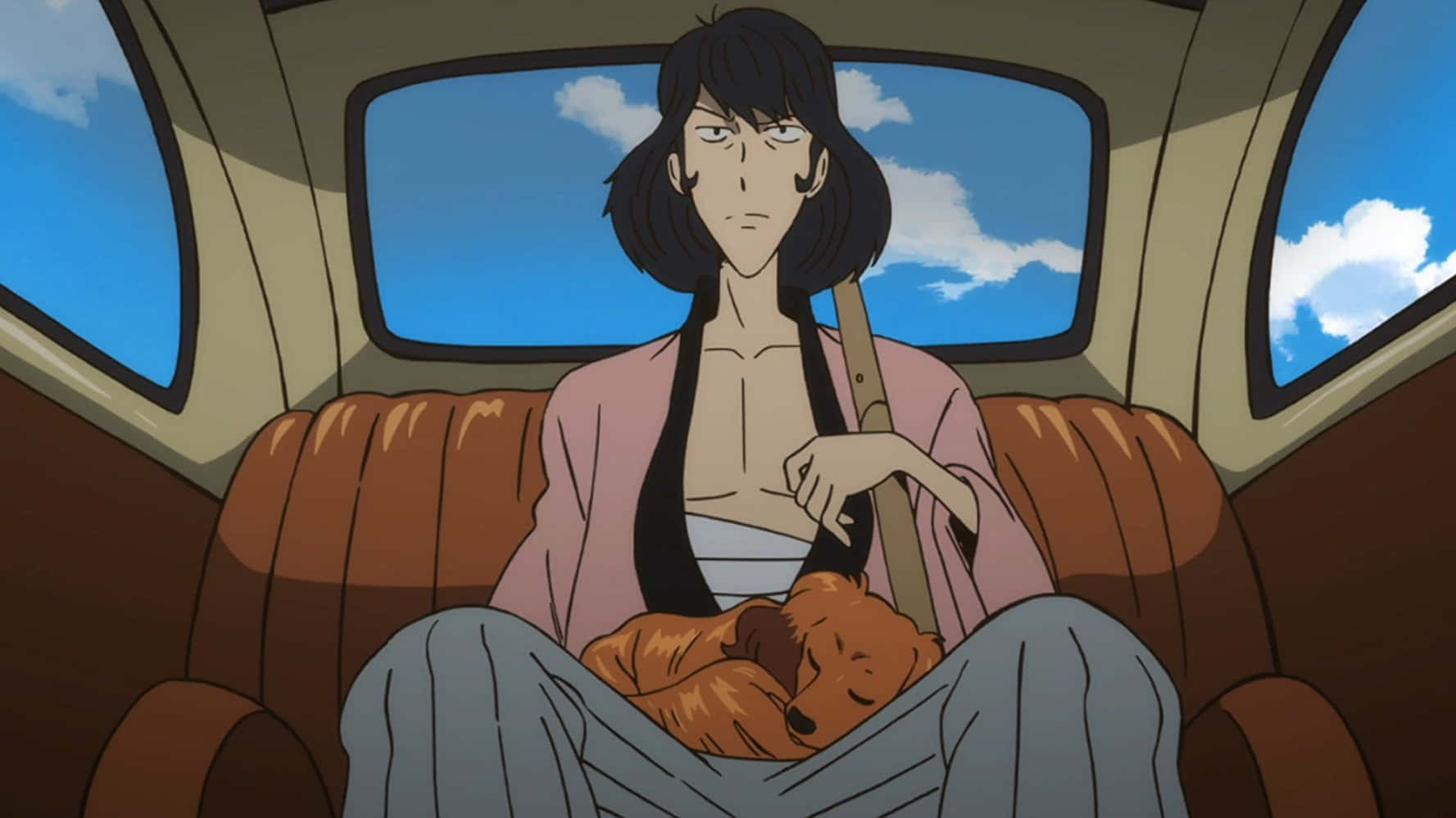 Goemon Ishikawa Xiii 桌布 壁紙 — 一位平靜的動漫女性坐在一輛復古車中，抱著一隻睡著的狗，背景是明亮的藍天和蓬鬆的雲朵。