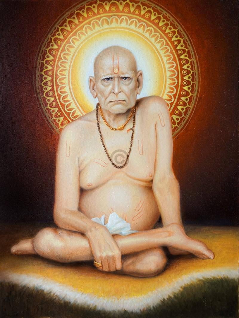 shri swami samarth 桌布 壁紙 — 一位平靜的禿頭聖人，擁有第三隻眼和神聖標記，盤腿坐在金色地毯上，上方有光芒四射的華麗光環。