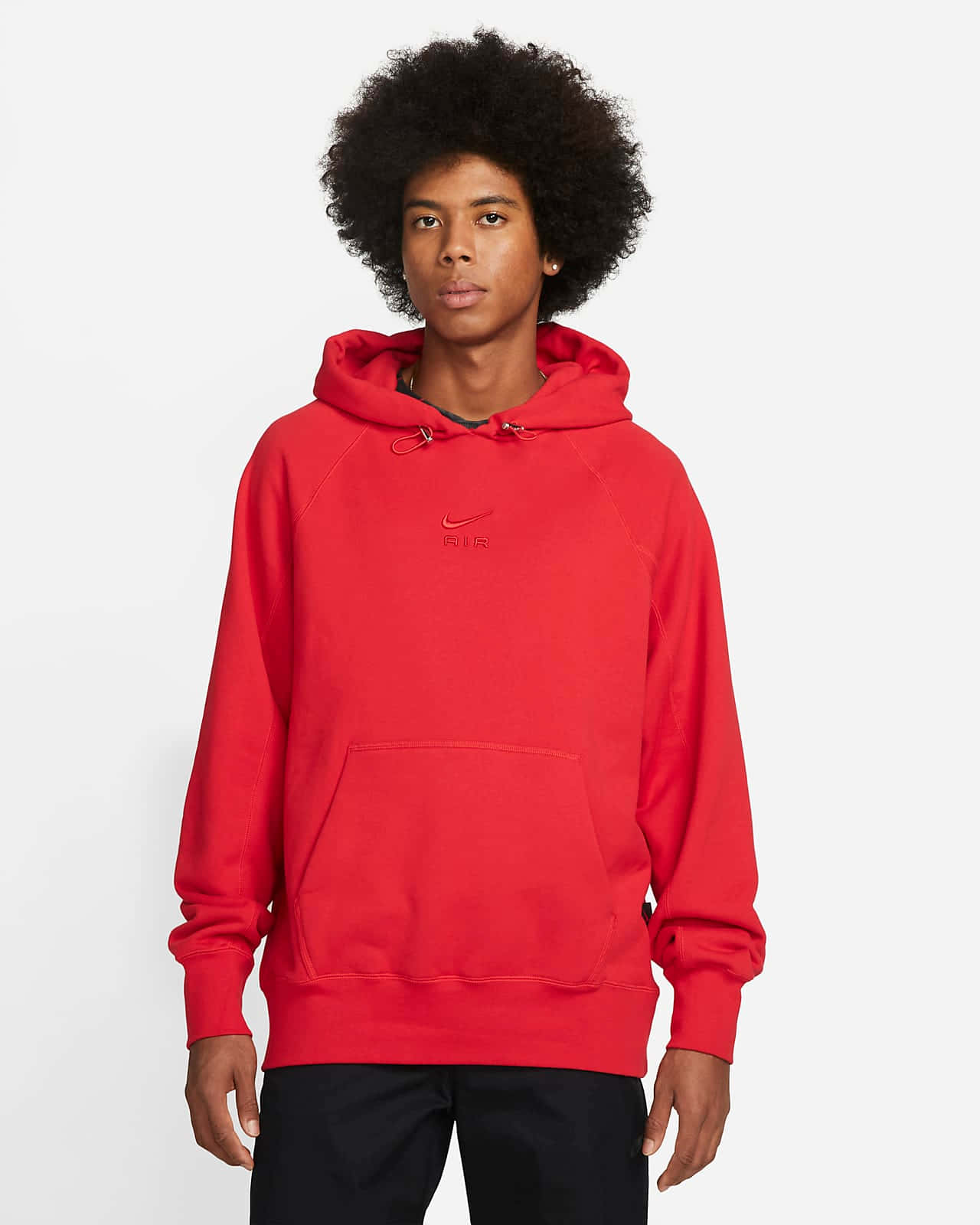 Red Hoodie 桌布 壁紙 — 一位年輕人有著大爆炸頭，在純白背景前穿著鮮紅色Nike連帽上衣。