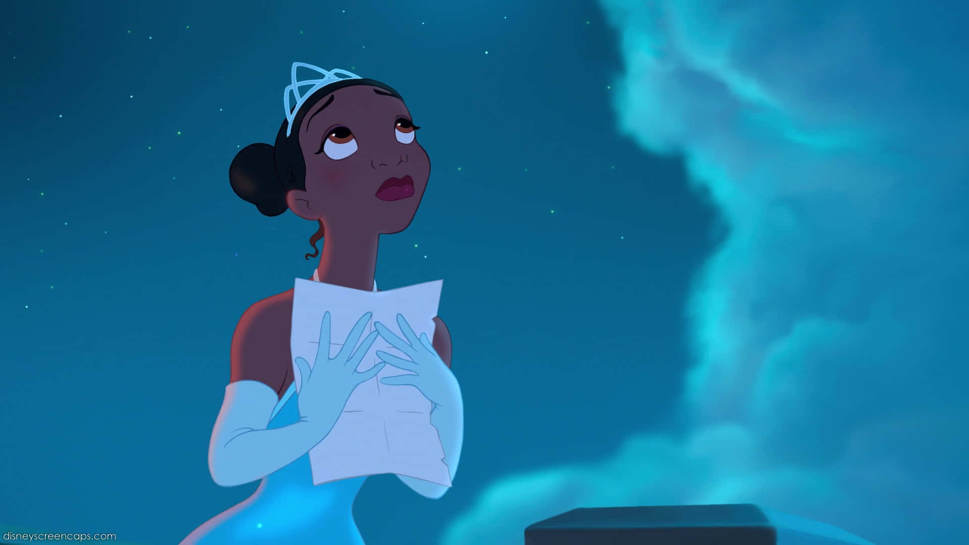 princess and the frog 桌布 壁紙 — 一位年輕公主穿著藍色長袍，在星光閃爍的夜空下拿著一封信，周圍有發光的雲彩。