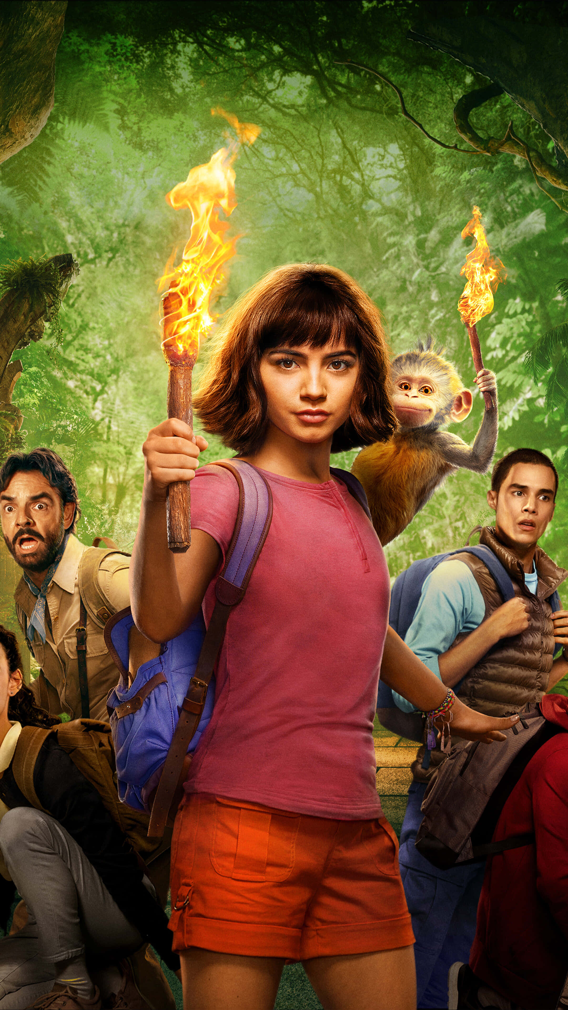 Funny Dora 桌布 壁紙 — 一位年輕冒險家在茂密的綠色叢林中手持燃燒的火把，身後有一隻猴子同伴和驚訝的隊友。
