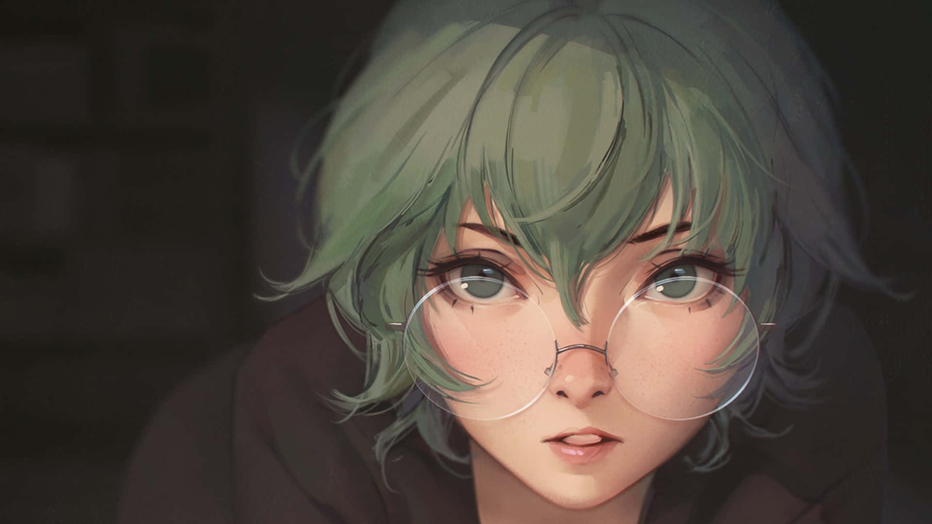 Eto Yoshimura 桌布 壁紙 — 一位年輕動漫女孩的頭像特寫，她擁有綠色頭髮和圓框眼鏡，在黑暗模糊的背景中溫柔凝視。