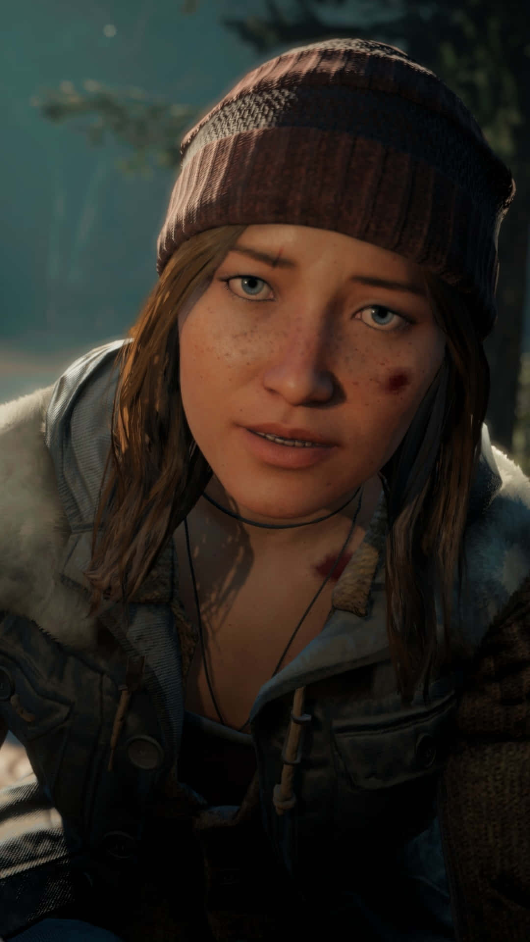 video games 桌布 壁紙 — 一位年輕女子，臉上帶有雀斑，戴著冷帽，在迷霧森林中專注地向前望，她的外套有磨損痕跡，頸上有一個小傷口。