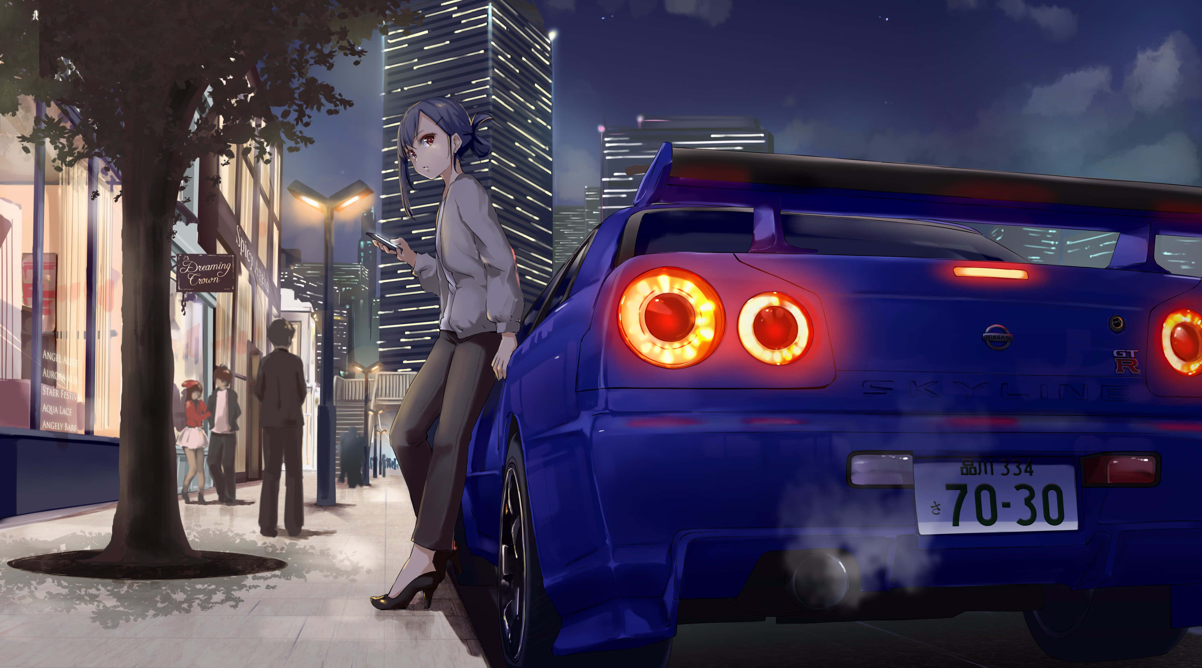 動漫車 桌布 壁紙 — 一位年輕女子在夜晚霓虹燈照亮的城市街道上靠在一輛發光的藍色跑車上。