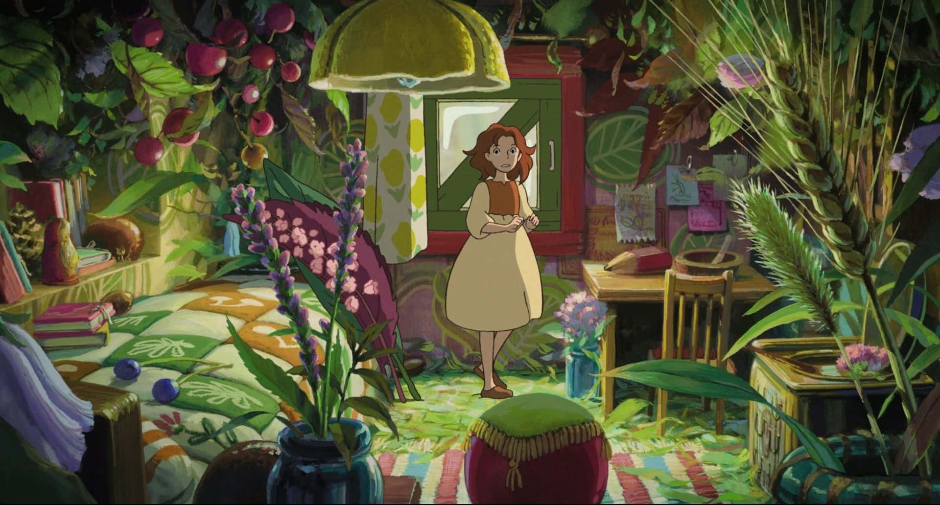 The Secret World Of Arrietty 桌布 壁紙 — 一位年輕女孩站在一個陽光普照、植物茂密生長的房間裡，房間裡充滿了充滿活力的植物和色彩繽紛的家具。