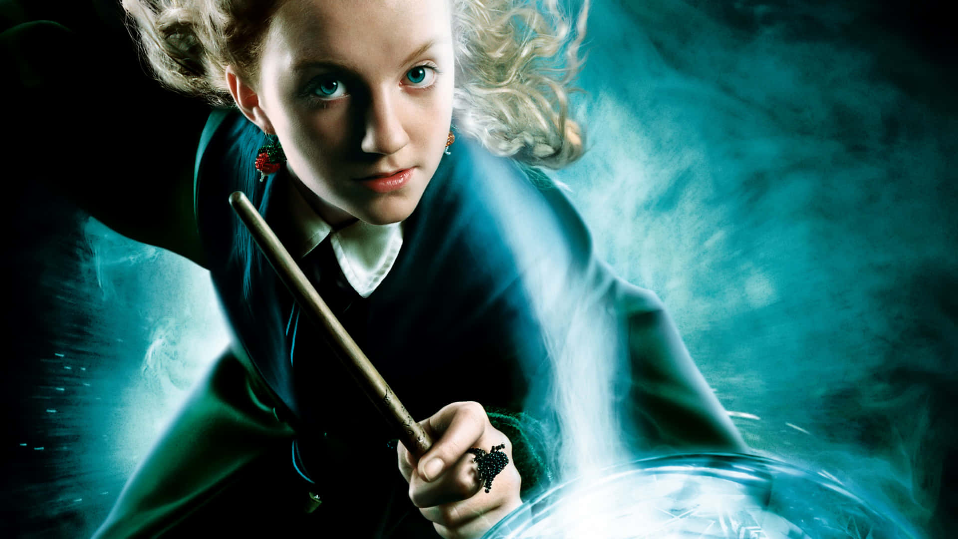 Luna Lovegood 桌布 壁紙 — 一位年輕女巫，擁有捲曲頭髮和強烈的藍色眼睛，揮舞魔杖，魔法能量在她周圍爆發，形成一個戲劇性的電影鏡頭。