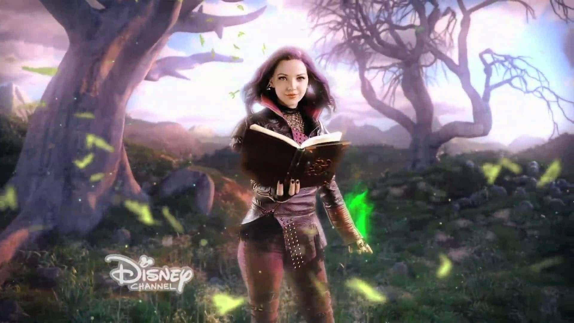 Disney Descendants 桌布 壁紙 — 一位年輕女巫身穿暗色盔甲，站在神秘森林中，手持一本發光的書，綠色魔法在她周圍旋轉。