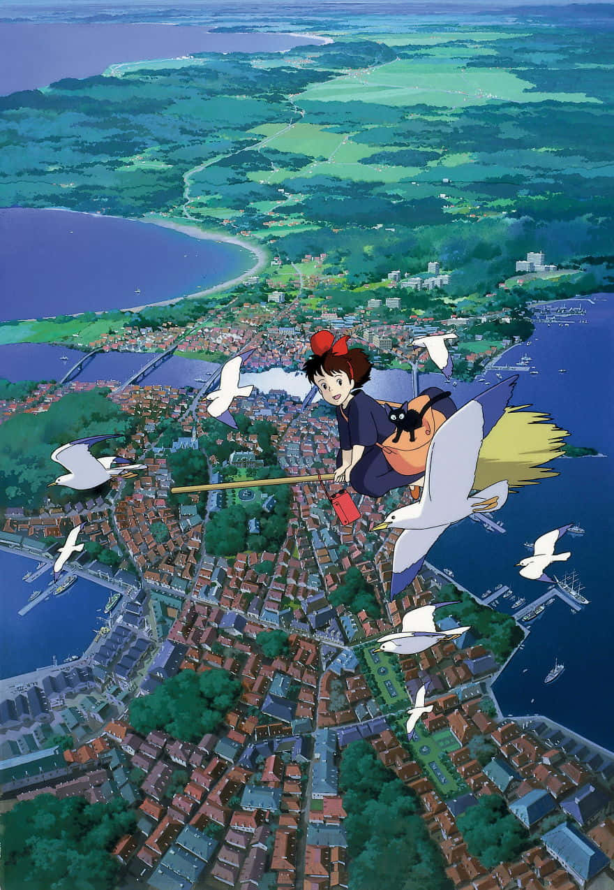 Aesthetic Ghibli 桌布 壁紙 — 一位年輕女巫騎著掃帚飛過沿海小鎮，海鷗相伴，穿越充滿活力的綠色景觀。