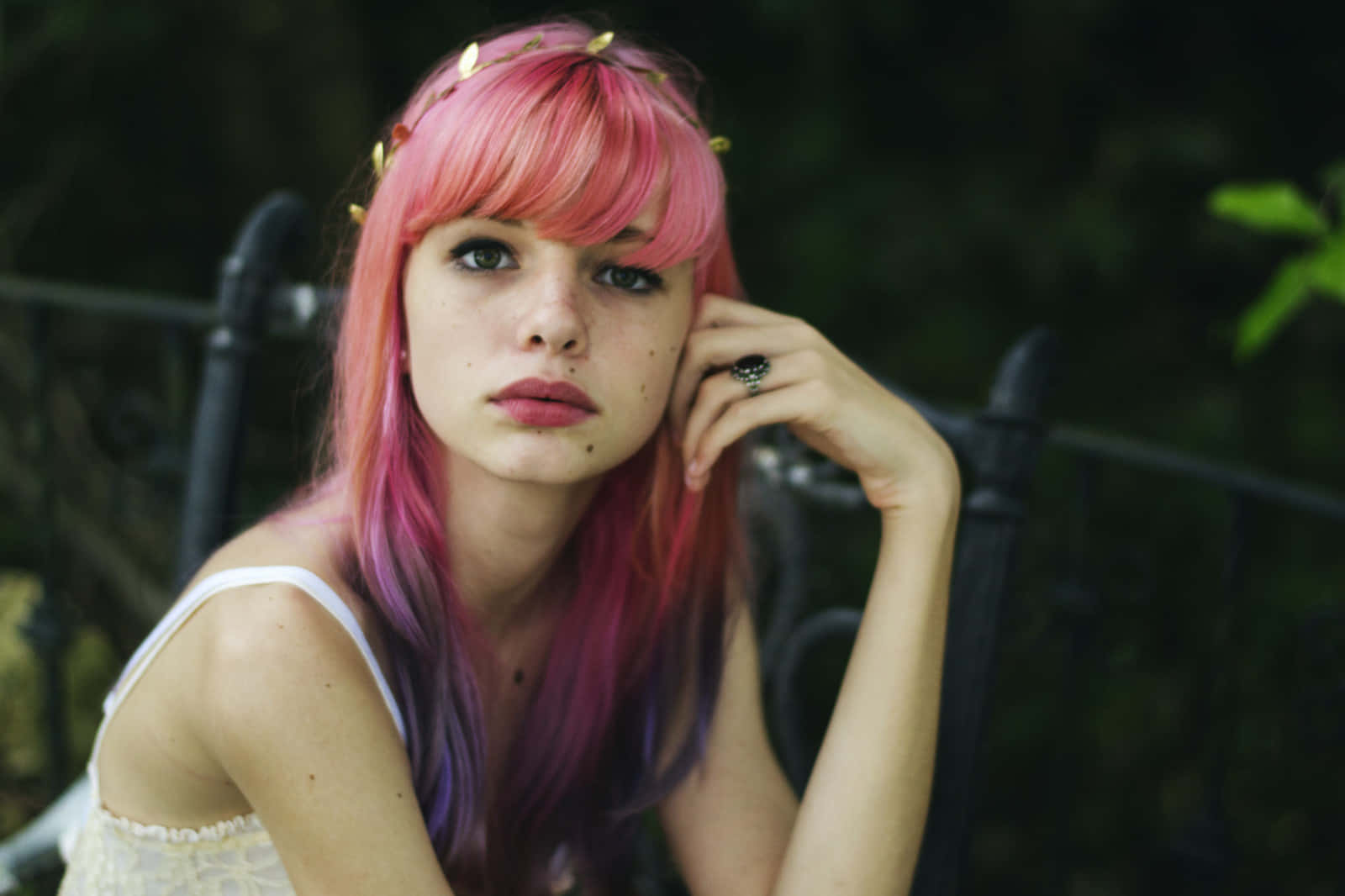 Teenage 桌布 壁紙 — 一位年輕女性，擁有充滿活力的粉紅色和紫色頭髮，飾有金箔飾品，手托著臉頰若有所思地凝視著。