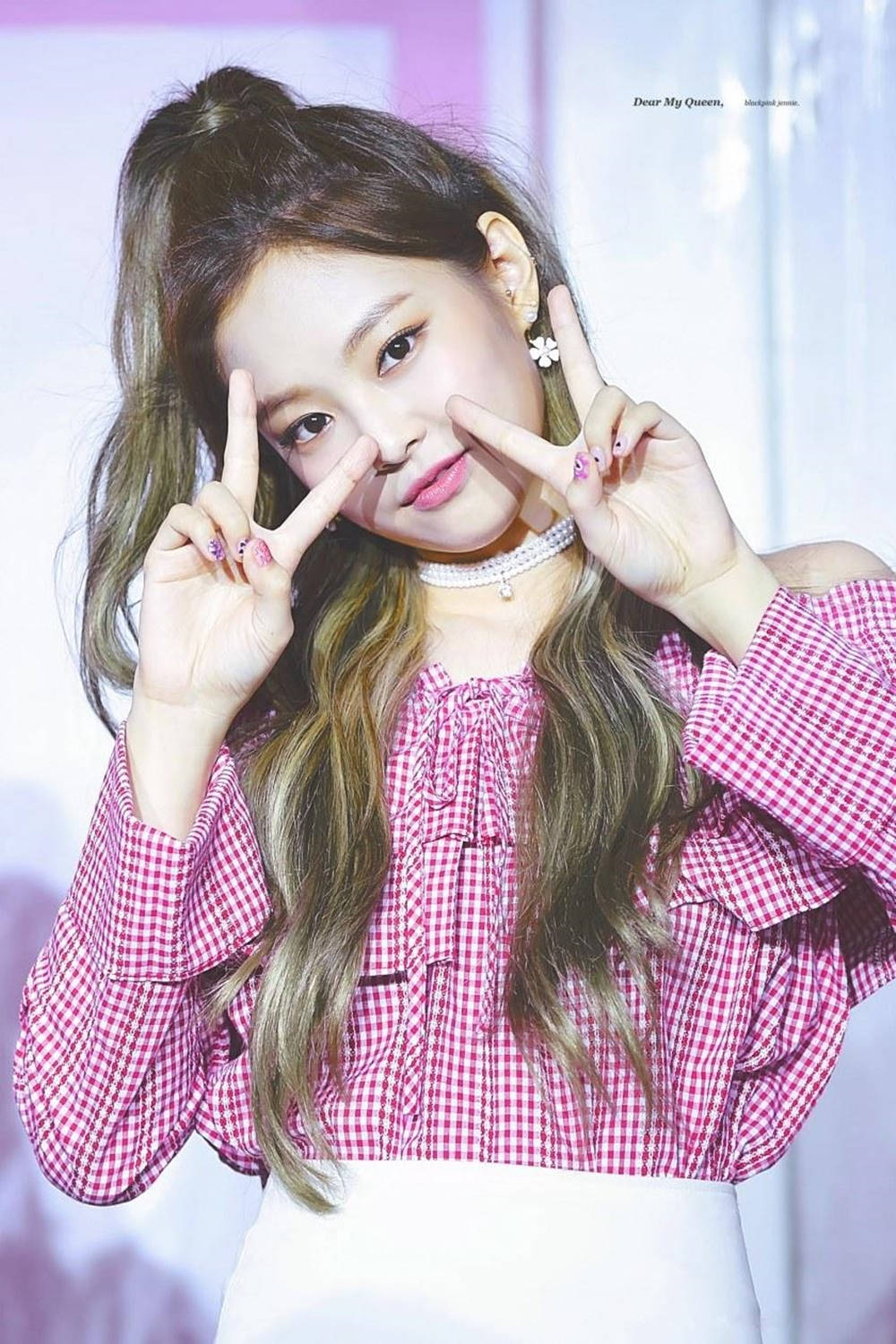 BLACKPINK 桌布 壁紙 — 一位年輕女性，波浪形棕色頭髮，穿著粉紅色格紋襯衫，在眼睛附近做出俏皮的和平手勢。