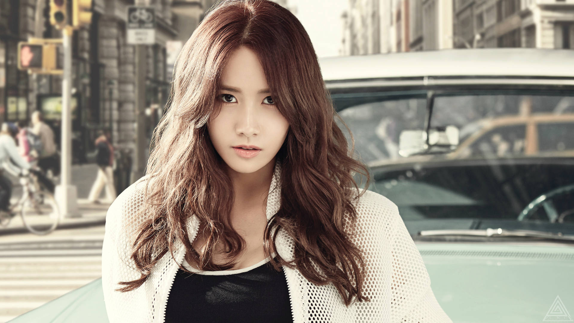 Generation 桌布 壁紙 — 一位年輕女性，波浪形棕色頭髮，站在繁華城市街道上的一輛復古汽車前。