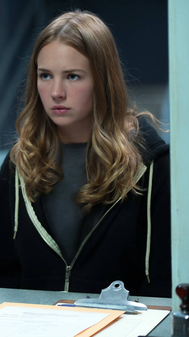 Tomorrowland Movie 桌布 壁紙 — 一位年輕女性，波浪形金髮，專注地凝視著放有夾板和文件的書桌。