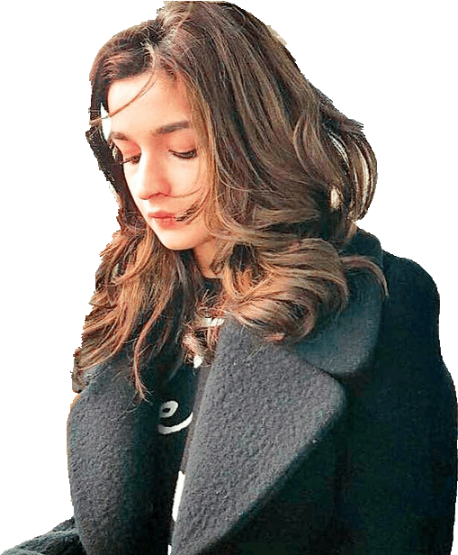 Alia 桌布 壁紙 — 一位年輕女性，波浪棕色頭髮，身穿深色外套，在黑色背景下俯視。
