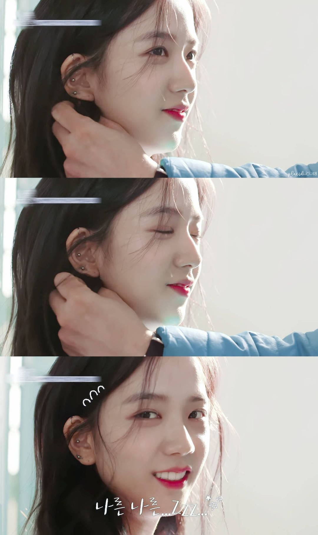 Blackpink Aesthetic 桌布 壁紙 — 一位年輕女性，深色頭髮和紅唇，在明亮的室內環境中輕柔微笑，同時觸摸頸部。