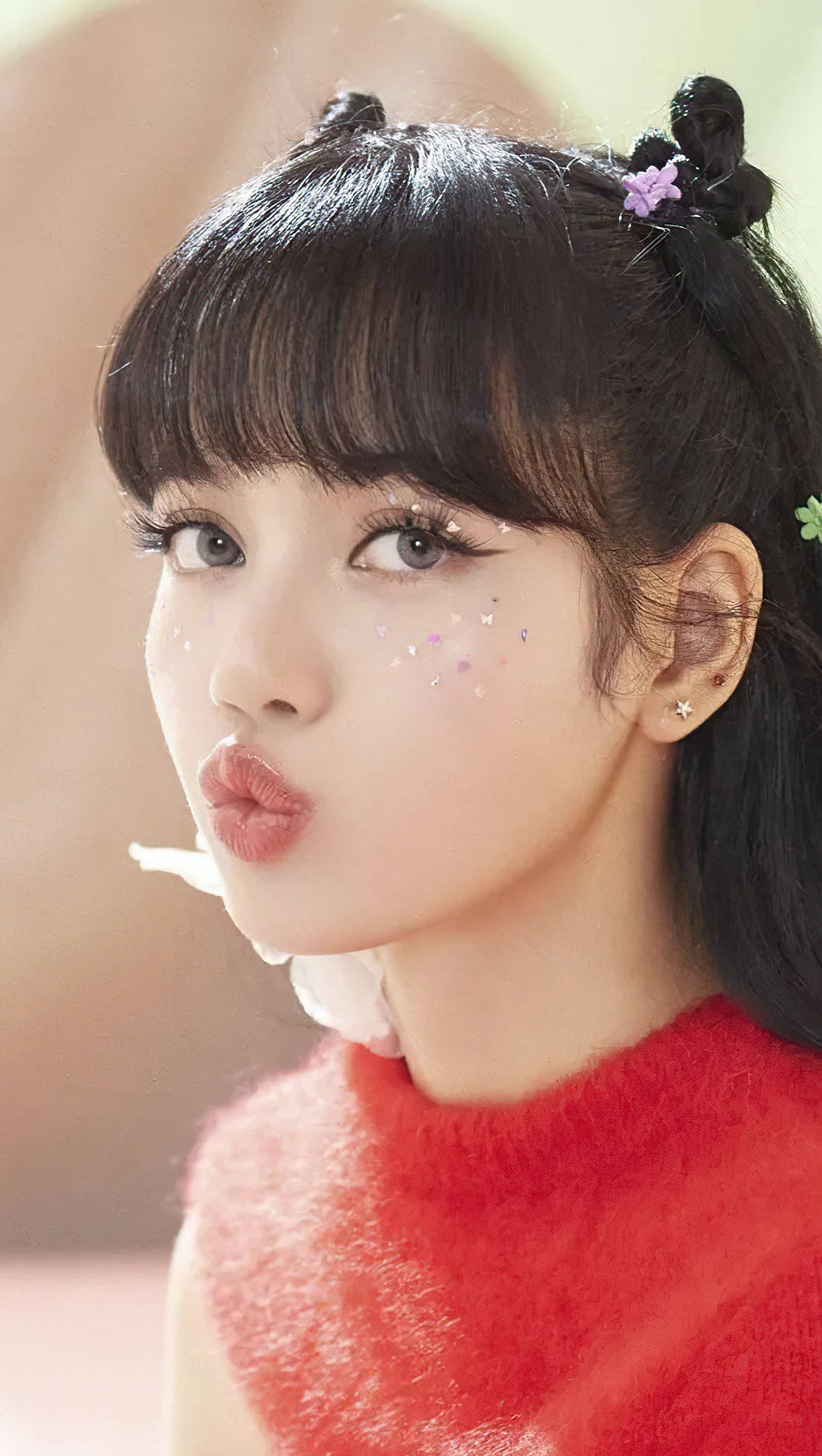 年輕女性穿著紅色毛衣，臉頰上有亮片，正在飛吻 — BLACKPINK Lisa GIF 壁紙