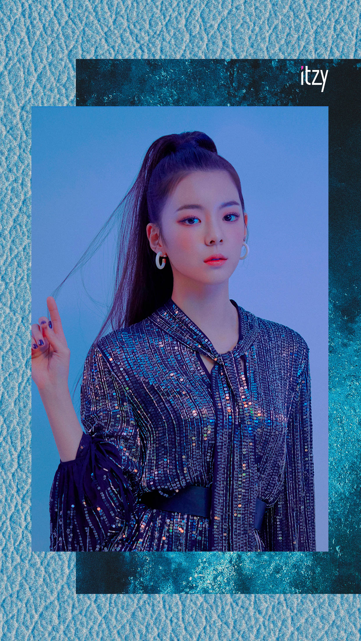 ITZY 桌布 壁紙 — 一位年輕女性，深色頭髮紮成高馬尾，穿著閃亮的藍色亮片上衣，背景是帶紋理的藍色。