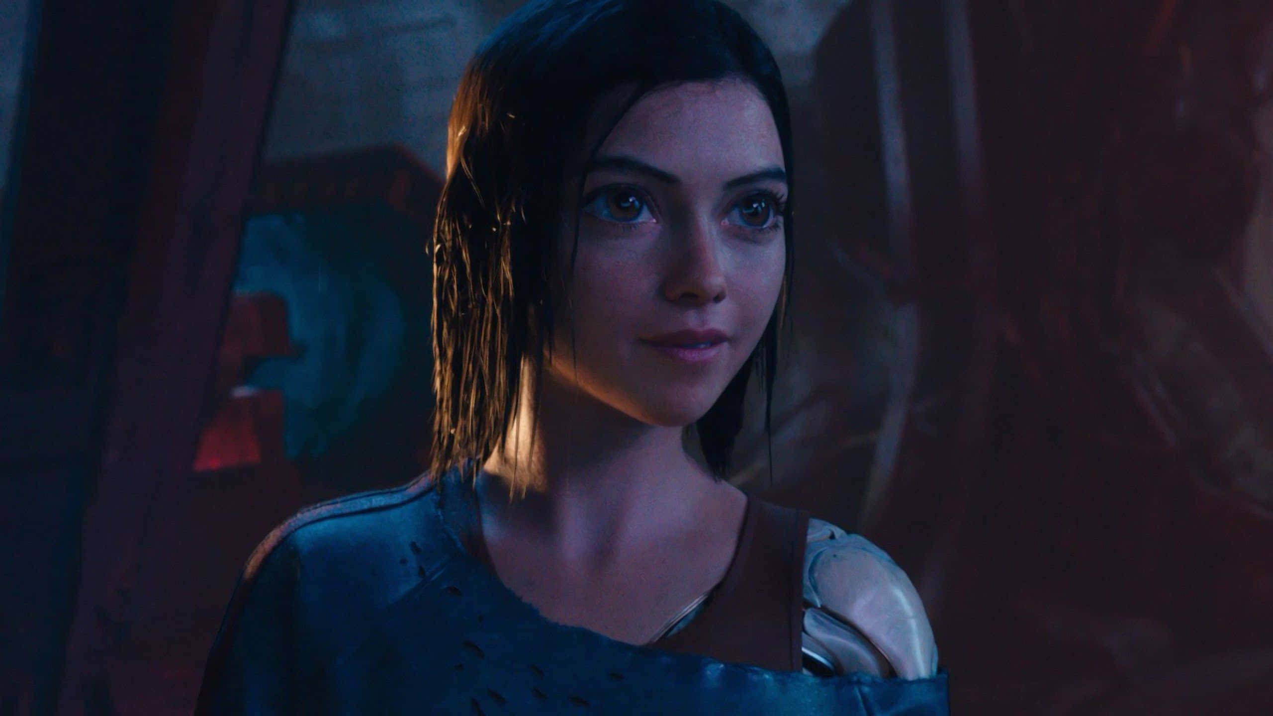 Alita Battle Angel 桌布 壁紙 — 一位年輕女性，濕透的深色頭髮和機械手臂，在昏暗陰鬱的室內凝視前方。